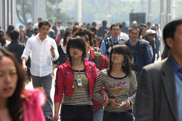 Peking  junge Leute auf der Wangfujing