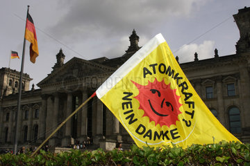 Berlin  Deutschland  Anti-Atomkraft-Flagge vor dem Reichstag