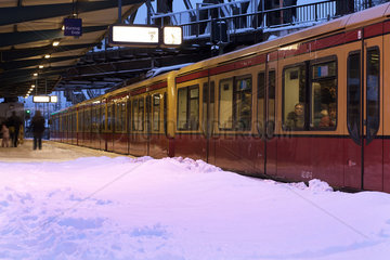 Berlin  Deutschland  eine wartende S-Bahn im verschneiten S-Bahnhof