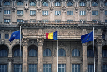 Fahnen vor dem Parlamentspalast (Palatul Parlamentului) in Bukarest