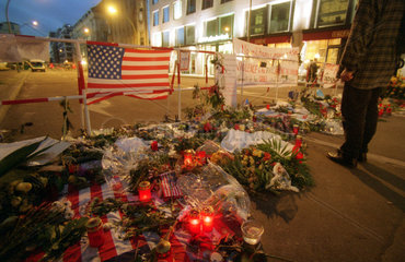 Berlin  Deutschland  Blumen und Kerzen vor US-Botschaft nach den Terroranschlaegen