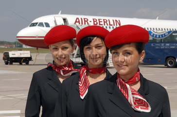Hostessen vor Air-Berlin-Maschine