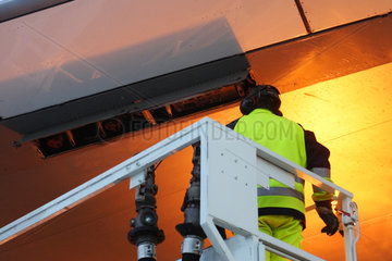 Schoenefeld  Deutschland  GlobeGround Mitarbeiter beim Betanken eines Flugzeuges
