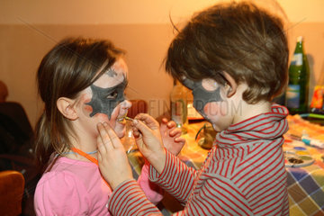 Prangendorf  Kinder schminken sich