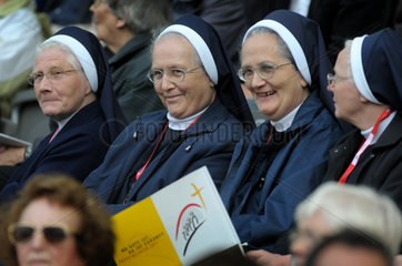 Berlin  Deutschland  Ordensschwestern bei der Papstmesse im Berliner Olympiastadion
