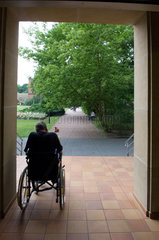 Krankenhauspatient im Rollstuhl raucht eine Zigarette  Berlin