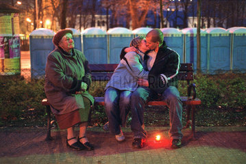 Liebespaar und Rentnerin auf einer Bank  Posen  Polen