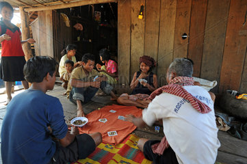 Koh Kong  Kambodscha  Kambodschaner spielen Karten vor ihrem Haus