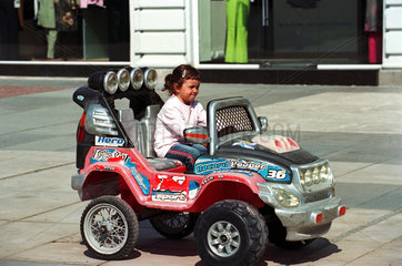 Kleines Maedchen im Spielzeugauto  Plovdiv  Bulgarien