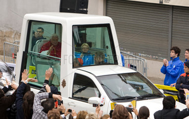 Barcelona  Spanien  Papst Benedikt XVI. im Papamobil