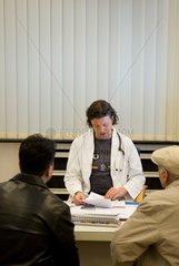 Duisburg  Deutschland  ein Arzt spricht mit seinen Patienten