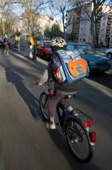 Berlin  Deutschland  Kind faehrt mit dem Fahrrad zur Schule