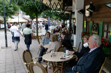 Titisee  Deutschland  Senioren in einem Cafe im Urlaubsort Titisee
