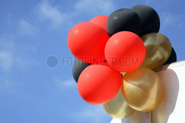 Berlin  Luftballons in den deutschen Nationalfarben