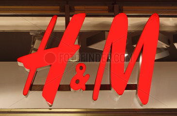 Berlin  Schaufenster einer H&M Filiale