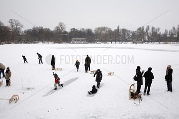 Berlin  Deutschland  Menschen auf dem zugefrorenen Weissensee