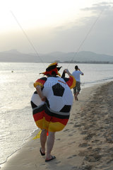 Spanien  Mallorca  deutscher Fussballfan am Ballermann