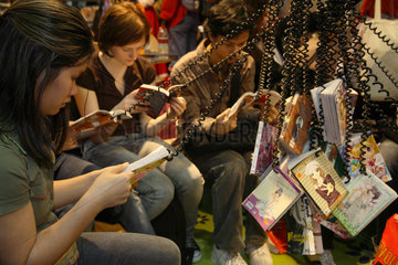 Leipziger Buchmesse 2007: Besucher lesen Comics