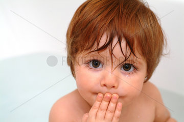 Spanien  kleines Maedchen in der Badewanne