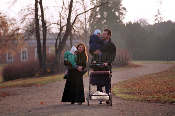 Familie auf einem Spaziergang in einem Park in Potsdam