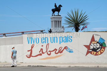 Havanna  Kuba  vivo en un pais libre  die Parole des UJC auf einer Mauer