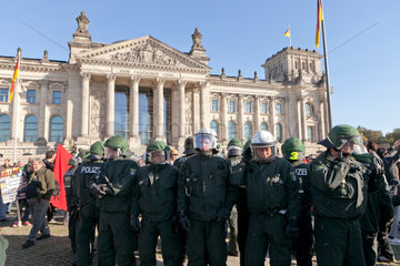 Berlin  Deutschland  Polizeiaufkommen zur Occupy-Bewegung in Berlin-Mitte