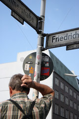 Berlin  Tourist in der Friedrichstrasse kratzt sich am Kopf