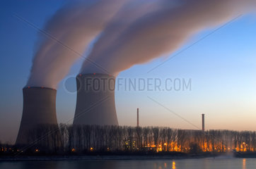 Philippsburg  Deutschland  dampfende Kuehltuerme des Atomkraftwerks der ENBW AG