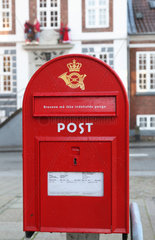 Varde  Daenemark  ein Briefkasten der daenischen Post