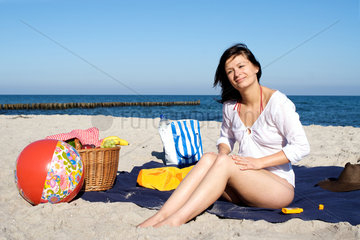 Ahrenshoop  Deutschland  junge Frau am Strand