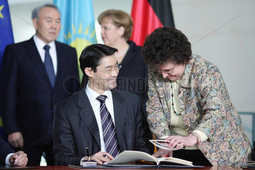 Berlin  Deutschland  Bundeswirtschaftsminister Roesler  FDP  unterzeichnet das Rohstoff-Abkommen mit Kasachstan