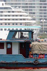 Shanghai  Frachtschiff faehrt auf dem Huangpu