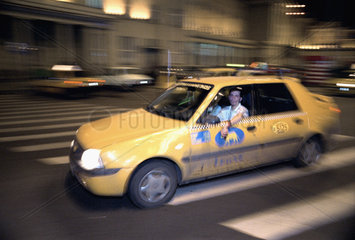 Ein Taxi bei Nacht in Bukarest
