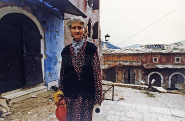 Mostar  Bosnien und Herzegowina  Bewohnerin mit Wasserkanistern
