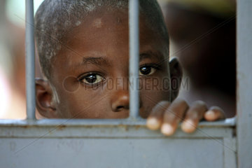 Carrefour  Haiti  Opfer des Bebens warten auf die Verteilung von Non Food Items