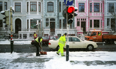 Strassenraeumdienst im Winter bei der Arbeit