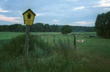Schild markiert Beginn eines Naturschutzgebiets