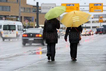 Potsdam  Deutschland  Passanten bei Regenwetter mit Schirm