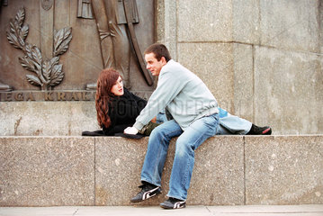 Ein Paar am Kosciuszko-Denkmal im Stadtzentrum von Lodz  Polen