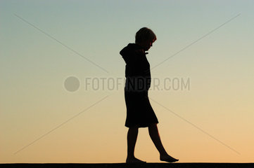Silhouette einer Frau am Meer