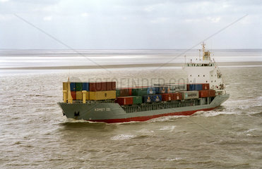 Containerschiff bei Bremerhaven