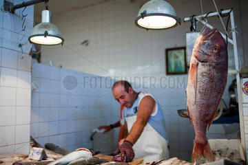 Sanlucar de Barrameda  Spanien  Fisch haengt bei einem Fischhaendler am Haken
