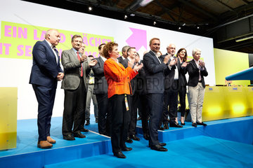 Berlin  Deutschland - Christian Lindner  Bundesvorsitzender und Parteipraesidium der FDP auf dem Bundesparteitag.