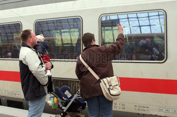 Berlin  Deutschland  Familie mit Baby am Bahnsteig verabschiedet den abfahrenden Zug