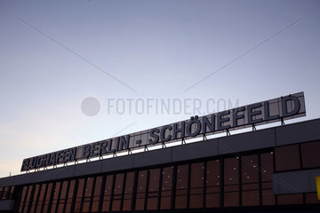 Schoenefeld  Brandenburg  der Flughafen Berlin-Schoenefeld am Morgen