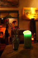 Zoppot  Polen  Blumenvase und Kerze in einer gemuetlichen Kneipe