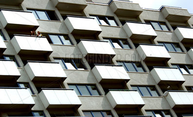 Fassade eines Hochhauses mit Balkonen in Berlin