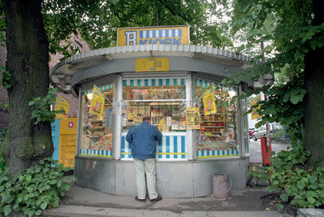 Mann bei einem Kiosk in Tallinn  Estland