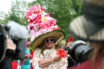 Ascot  Grossbritannien  Frau mit skurrilem Hut beim Pferderennen