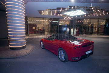 Geparkter roter Ferrari F430 vor dem Hotel InterContinental in Bukarest